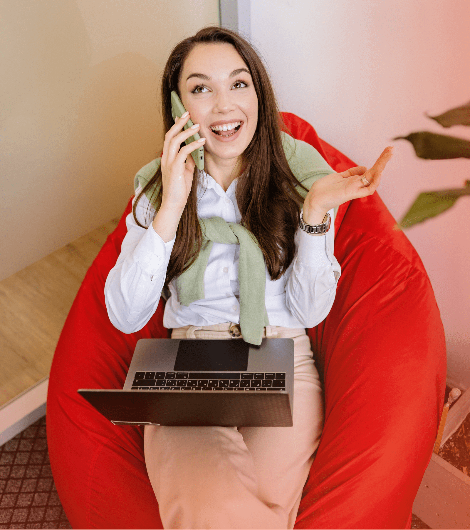 mulher feliz no telefone